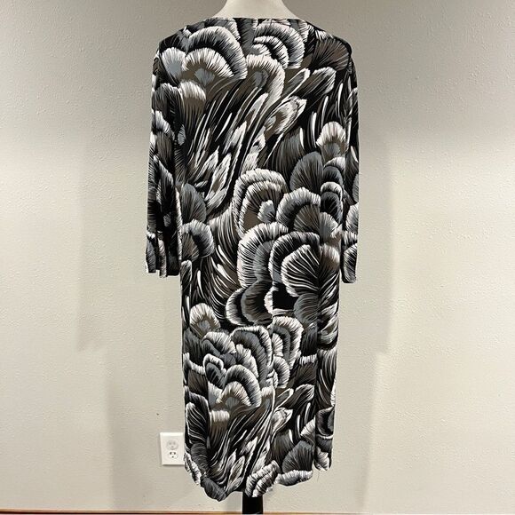 Tiana B V-neck long sleeve knee length plus size dress size 1X - Picture 7 of 14